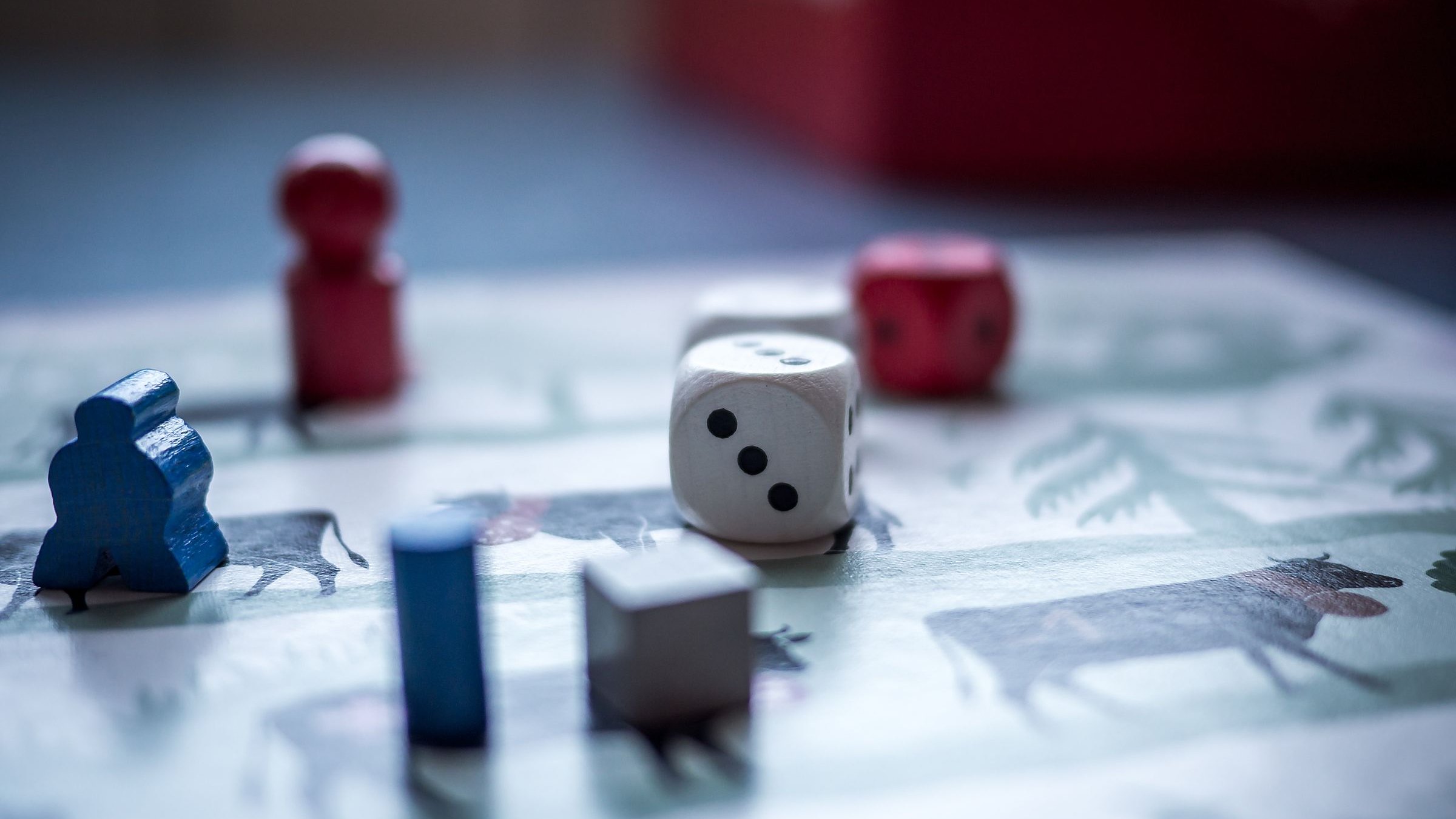 Pions et dés posés sur un plateau de jeu de société